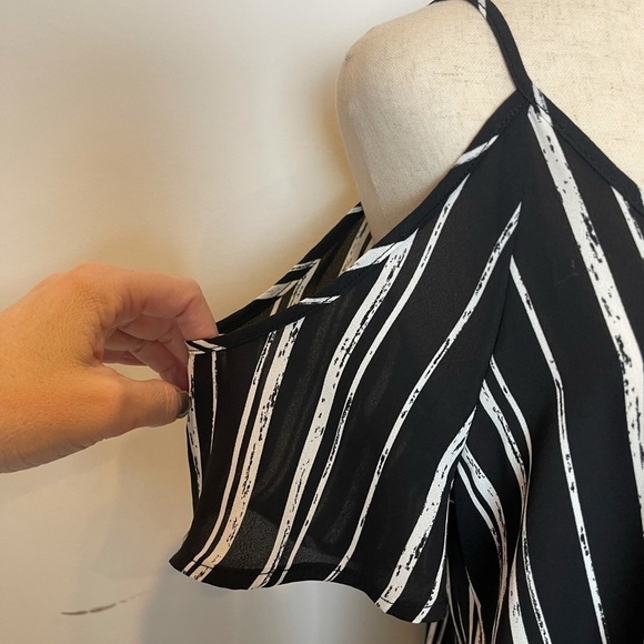 Lush Black‎ And White Striped Cold Shoulder Blouse Size XS - Picture 8 of 11